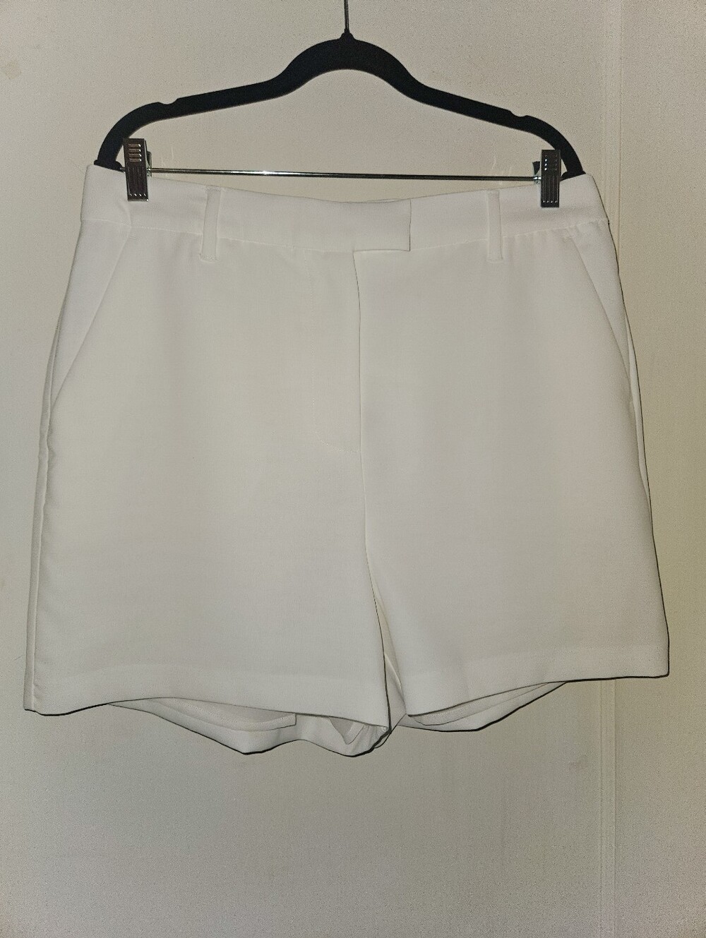 NWT- Gibson Latimer Tailored White Bermuda Shorts